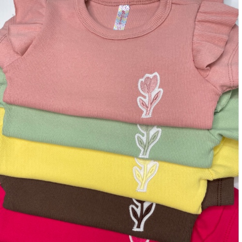 T-SHIRT RIBANA FLOR MENINA
