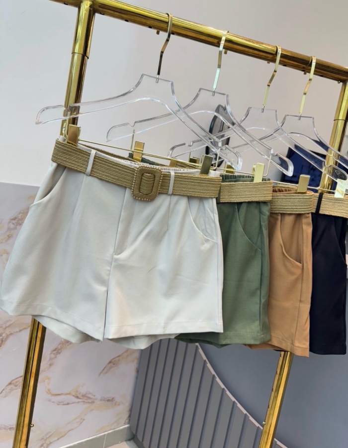 Short alfaiataria com cinto e elástico nas costas 