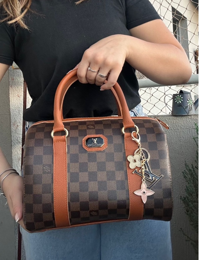 Baú Louis Vuitton com chaveiro