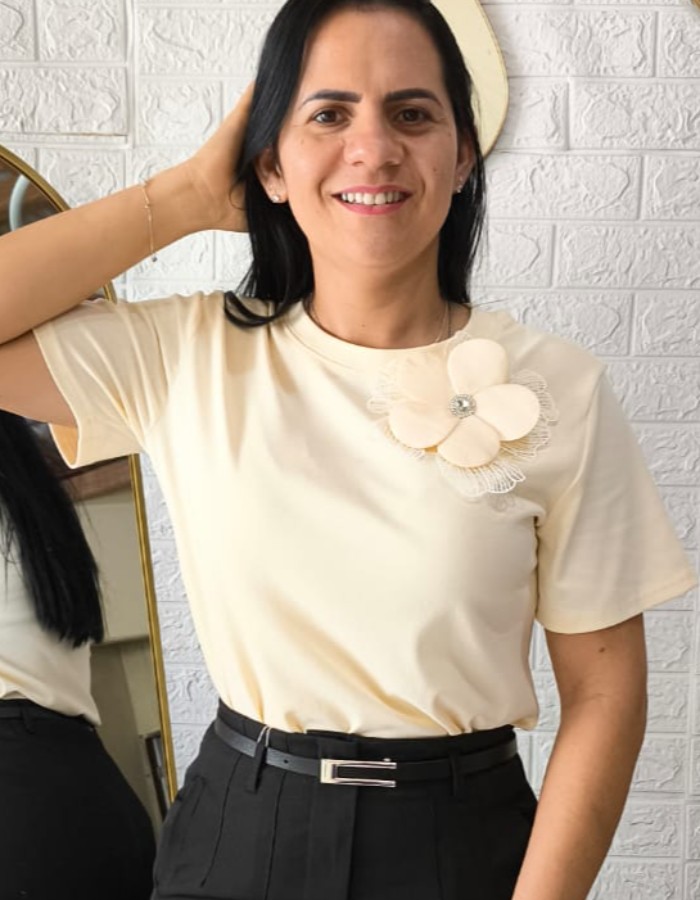 T-SHIRT DE ALGODÃO FLOR REMOVIVEL 