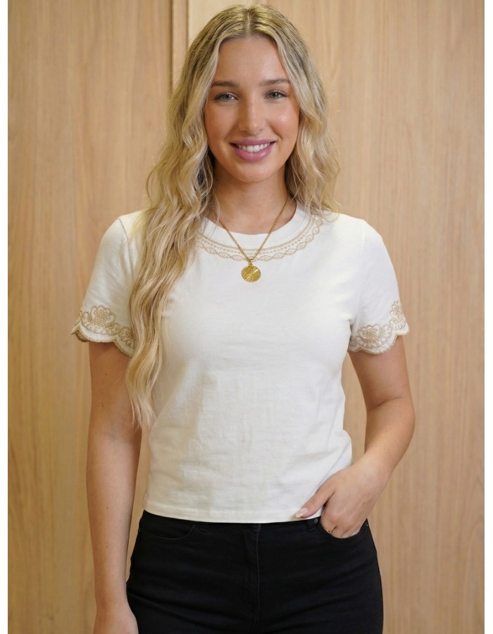 T-SHIRT C/ DETALHE NA MANGA E PESCOÇO