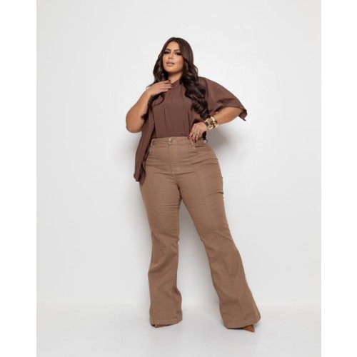 CALÇA FLARE CAPUCCINO COM PINÇA NA FRENTE NA LYCRA