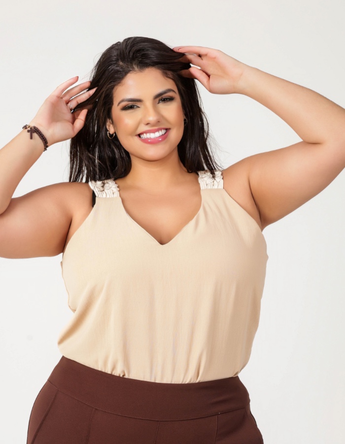 Camiseta com macramê 