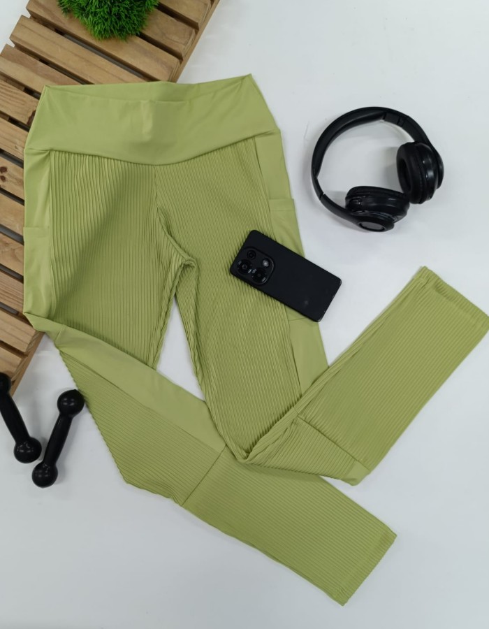 CALÇA COM BOLSO PLUS EM CANELADO