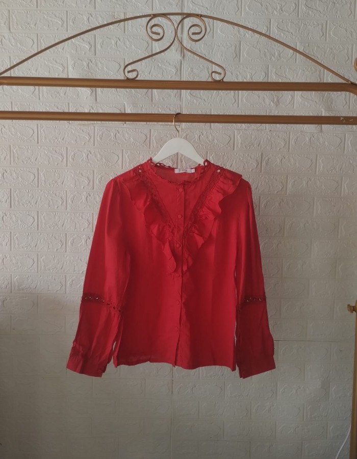 CAMISA DE LINHO COM DETALHE NA MANGA E NO PEITO 