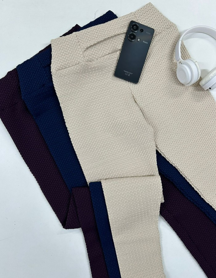 CALÇA BOLSO CÓS PLUS EM BROCADO