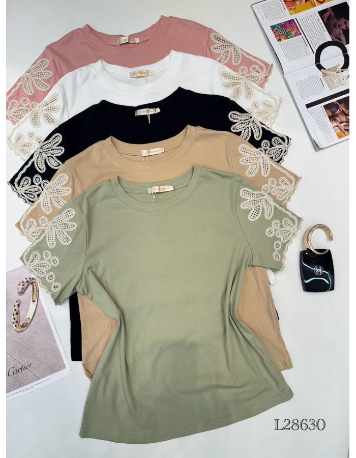 T-SHIRT DE ALGODÃO COM ELASTANO COM BORDADO NA MANGA 