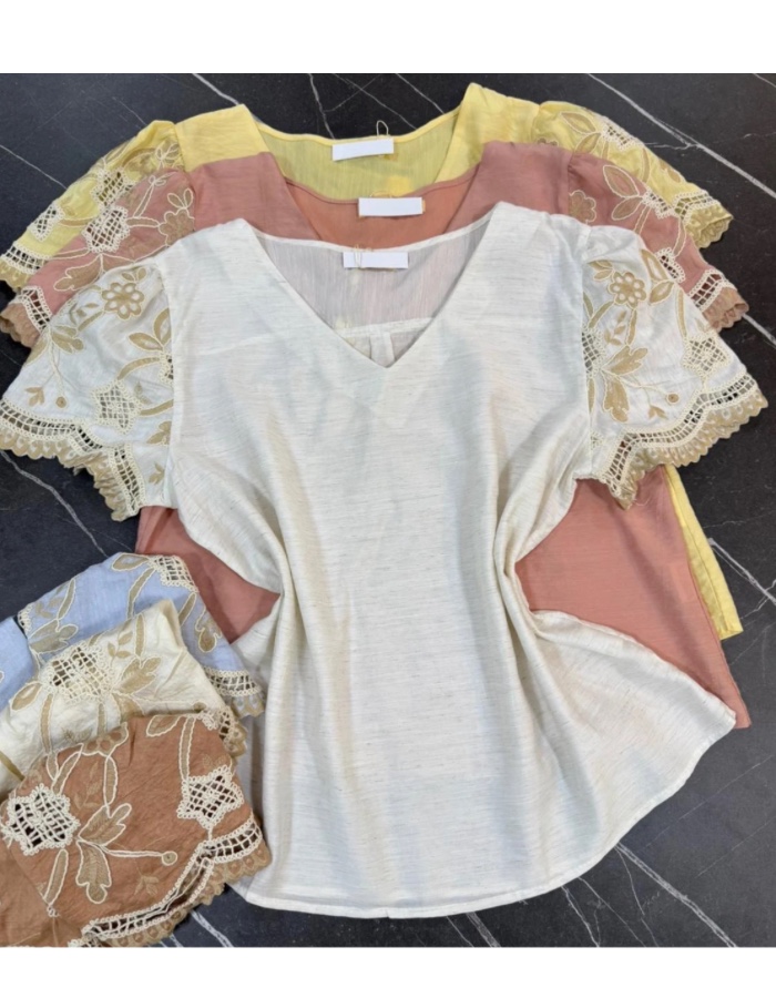 Blusa com detalhes bordado na manga 