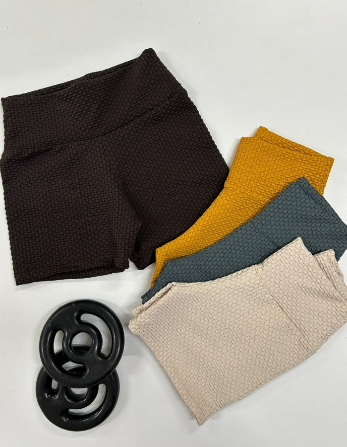 SHORT CURTO EM BROCADO