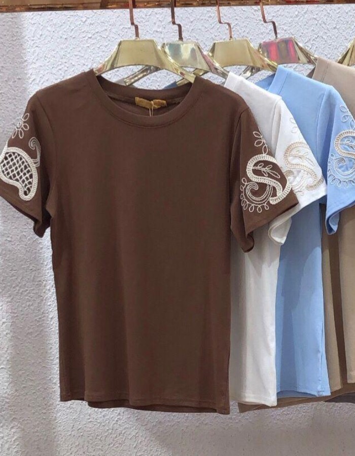 BLUSA T-SHIRT ALGODÃO COM ELASTANO BORDADA NA MANGA 