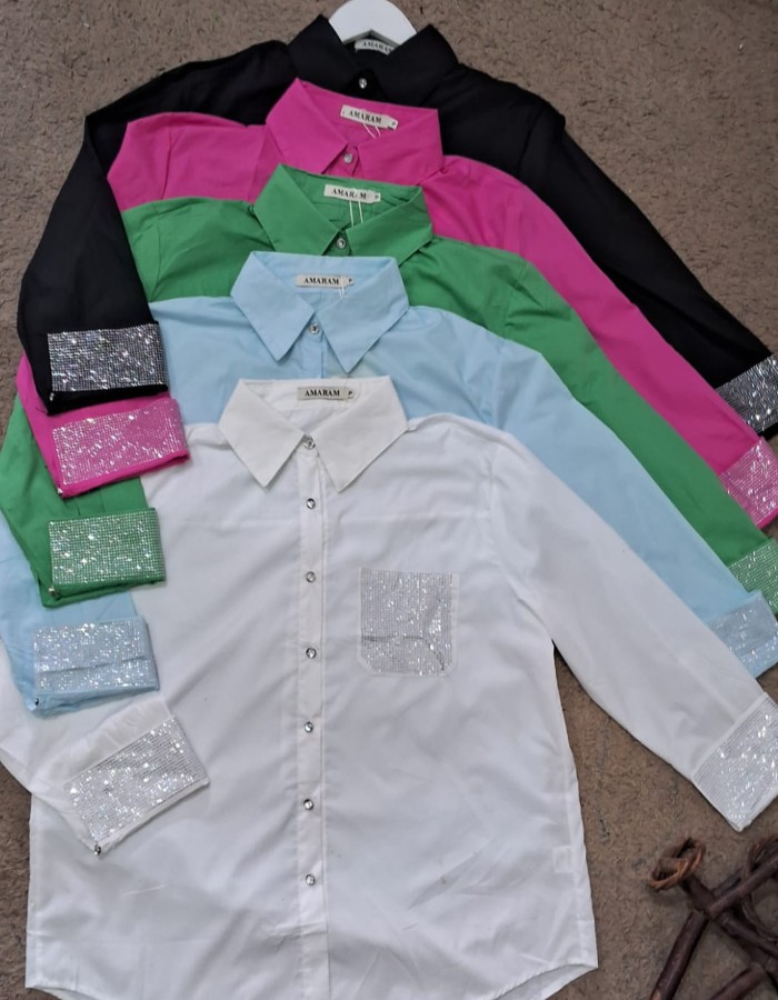 CAMISA C/STRASS NO BOLSO E NO PUNHO