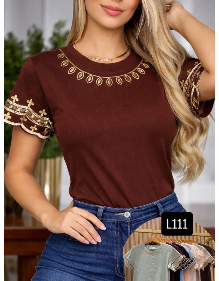 T-SHIRT C/ DETALHE NA GOLA E MANGA