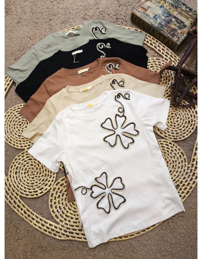 T-SHIRT ALGODÃO COM ELASTANO DETALHE COM FLORES 