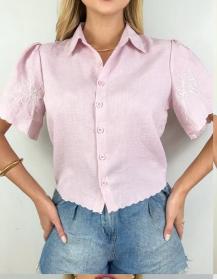 BLUSA DE LINHO COM BOTÃO BORDADO NA MANGA 
