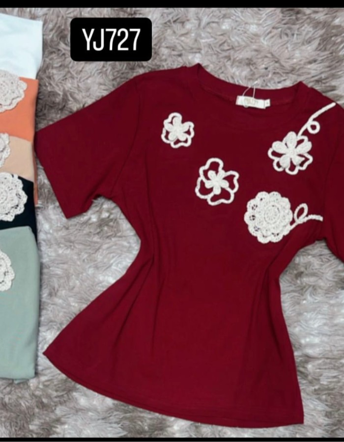 BLUSA T-SHIRT COM BORDADO DE FLOR