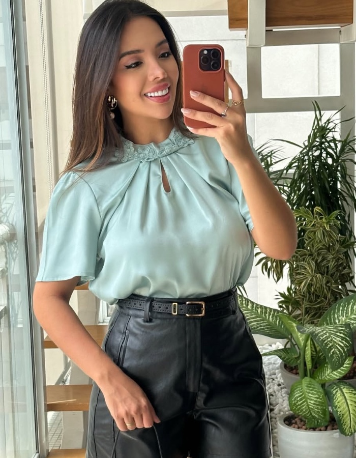 Blusa acetinada com detalhes na gola 