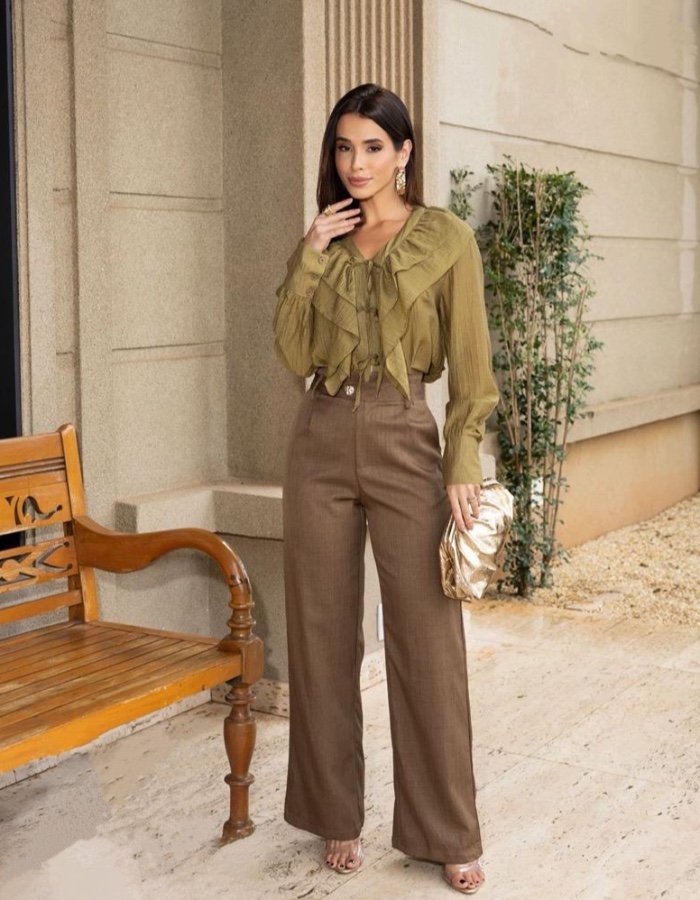 Calça pantalona com elástico nas costas 