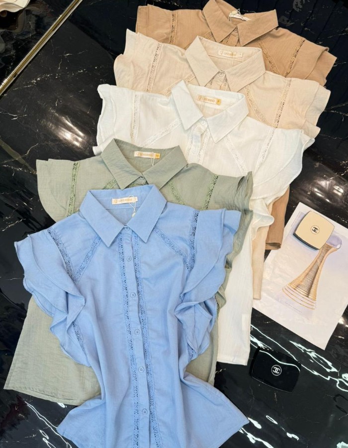 BLUSA COM BOTÃO E BABADO NA MANGA 