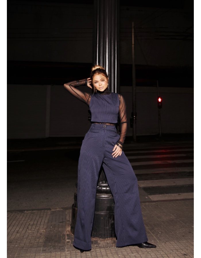 Cropped em alfaiataria risca de giz