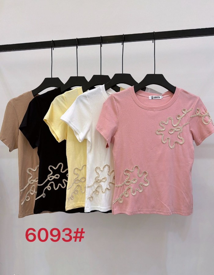 T-SHIRT C/ DETALHE BORDADO