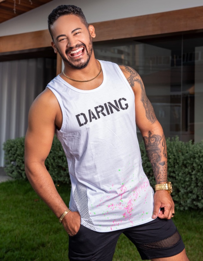 REGATA COM DETALHE LATERAL