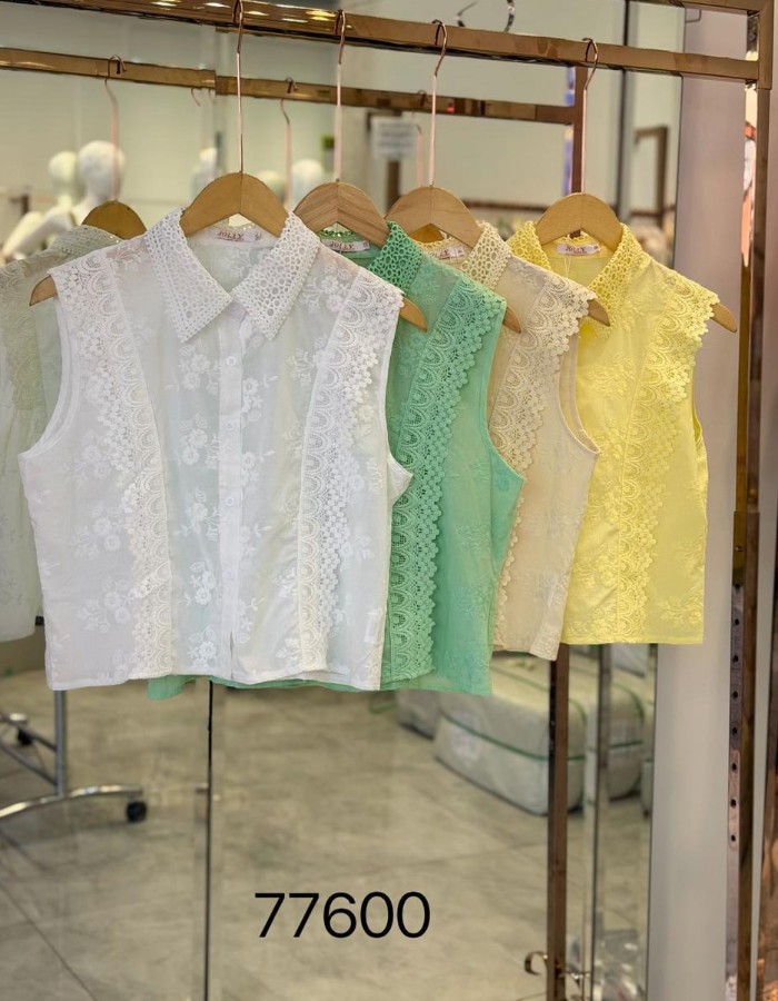 BLUSA C/ GOLA E TECIDO TRABALHADO COM LESI