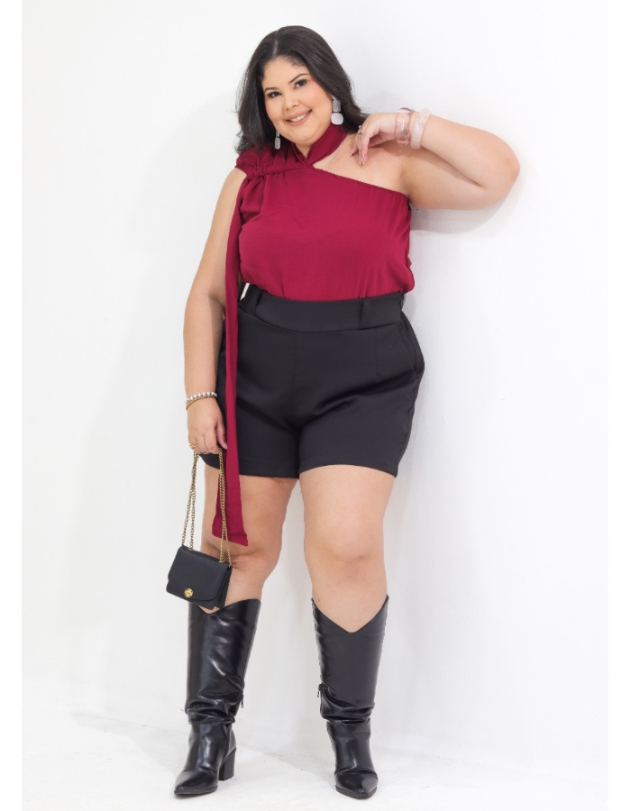 Blusa corte assimétrico com short em alfaiataria e zíper 