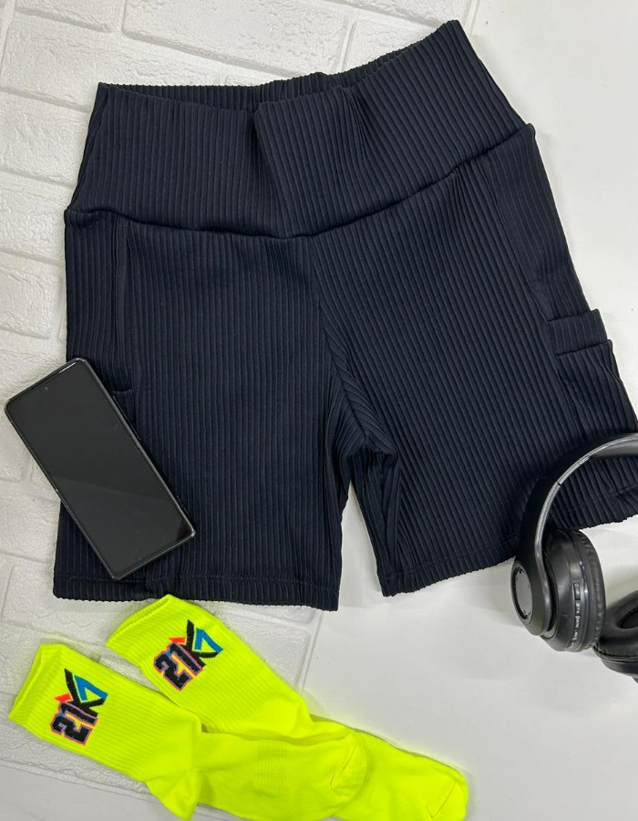 SHORT BOLSO LATERAL CANELADO