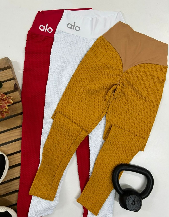 CALÇA EMPINA BUMBUM ALO EM BROCADO