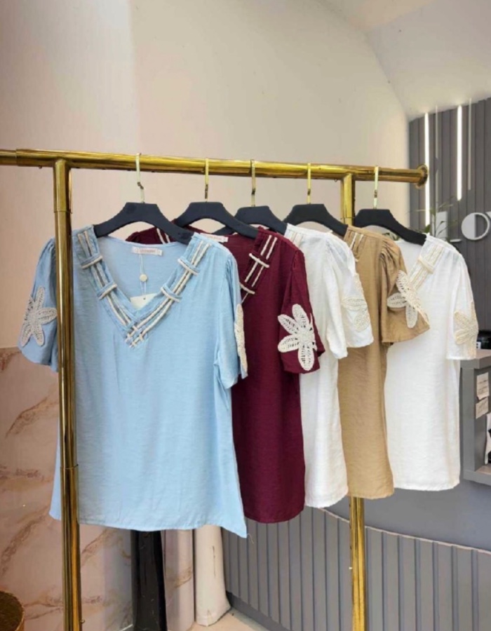 Blusa com detalhes na gola e bordado na manga 