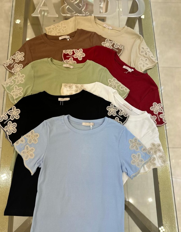 T-SHIRT ALGODAO C/ELASTANO E BORDADO NA MANGA