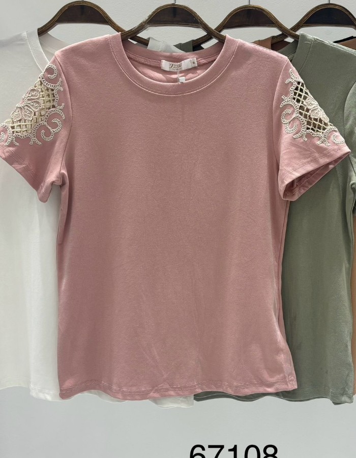 T-SHIRT DE ALGODÃO COM ELASTANO COM BORDADO NA MANGA 