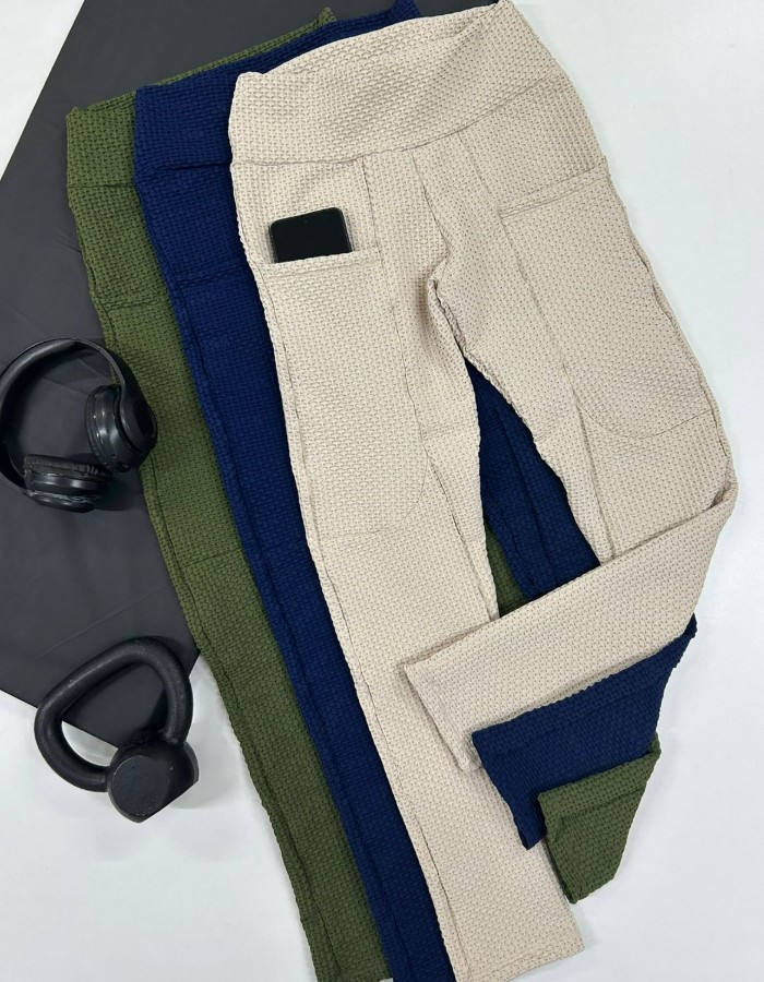 CALÇA COM BOLSO REDONDO PLUS EM BROCADO 