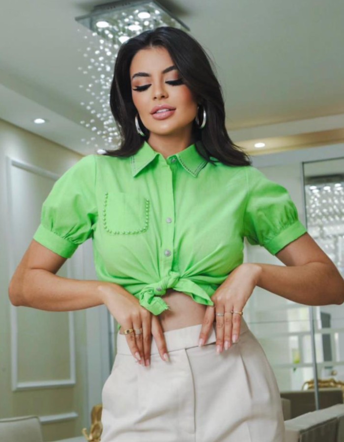 BLUSA DE LINHO C/ APLIQUES NA GOLA E BOLSO