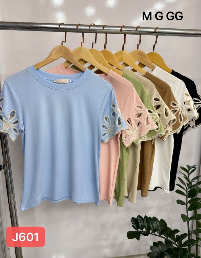 T-SHIRT ALGODÃO COM ELASTANO BORDADA NA MANGA 