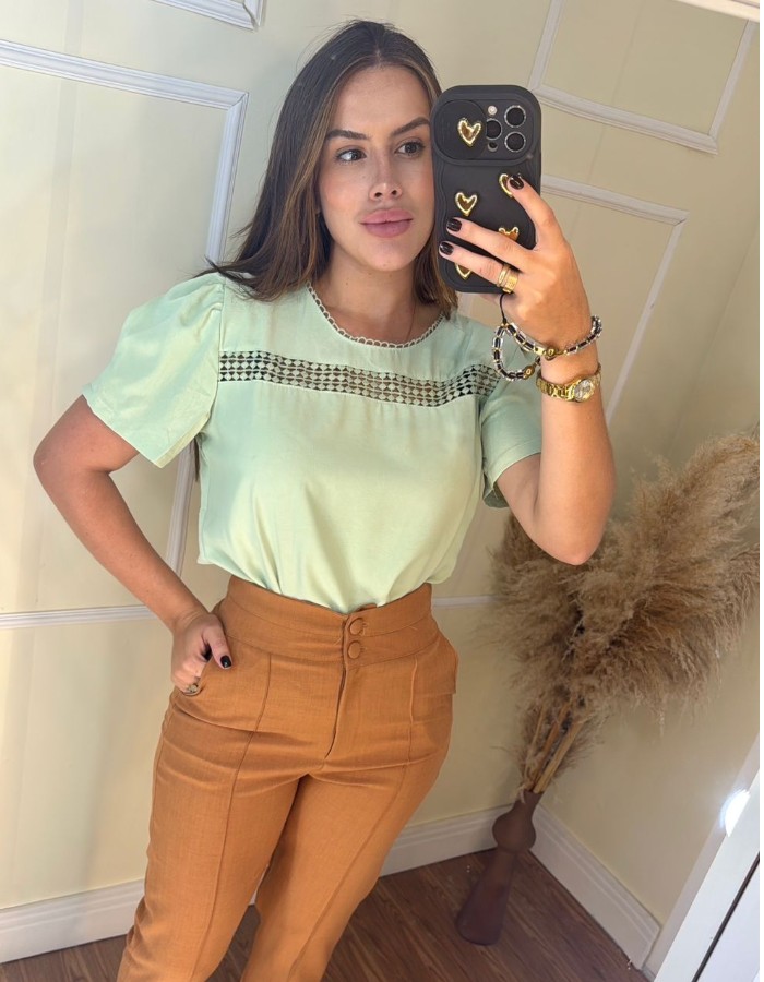 Blusa Detalhe Gola 