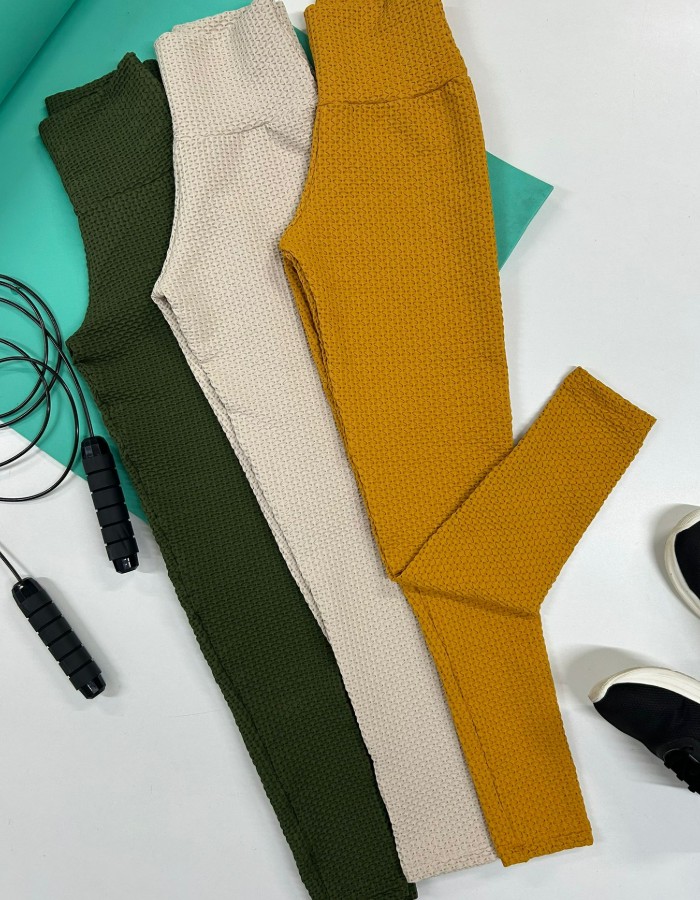 CALÇA CÓS ALTO EM BROCADO