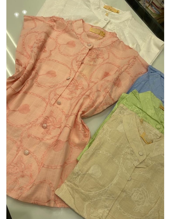 Blusa regata bordada com botões 