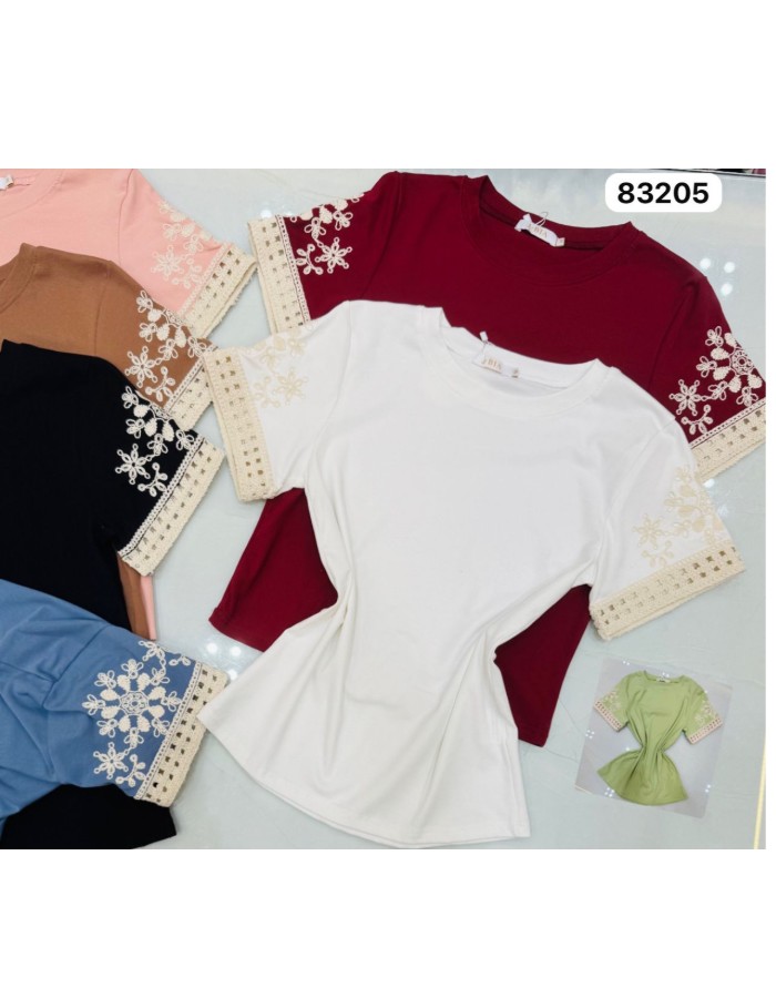 BLUSA DE ALGODÃO C/ELASTANO E BORDADO EM CROCHÊ NA MANGA