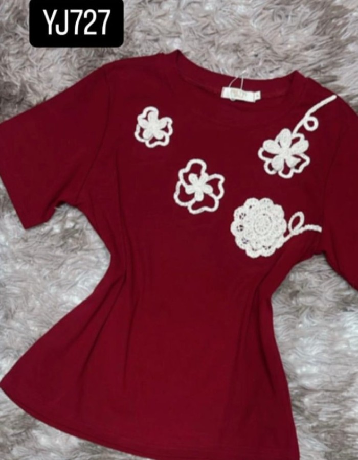 BLUSA T-SHIRT ALGODÃO COM ELASTANO COM APLIQUE EM TRICO