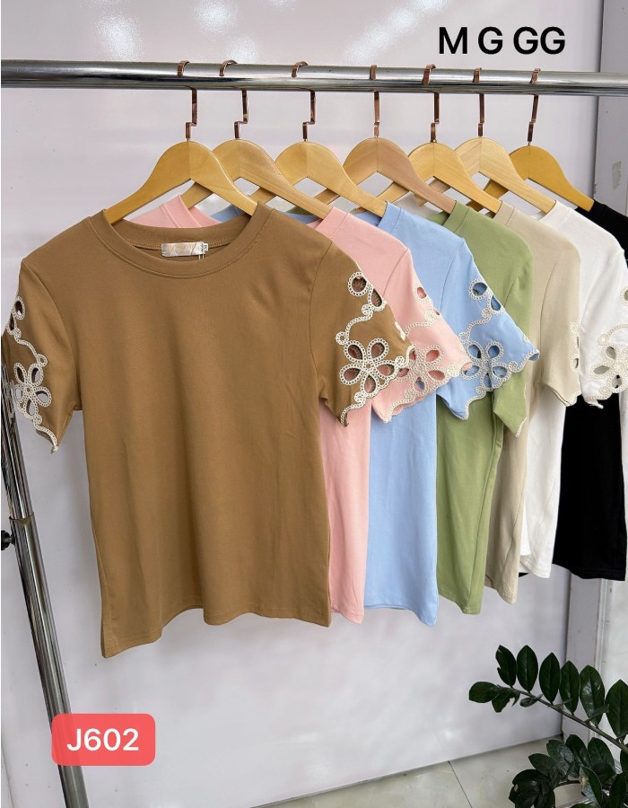 BLUSA DE ALGODÃO C/ELASTANO BORDADA NA MANGA