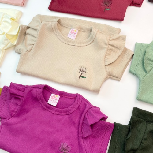 T-SHIRT RIBANA FLOR MENINA