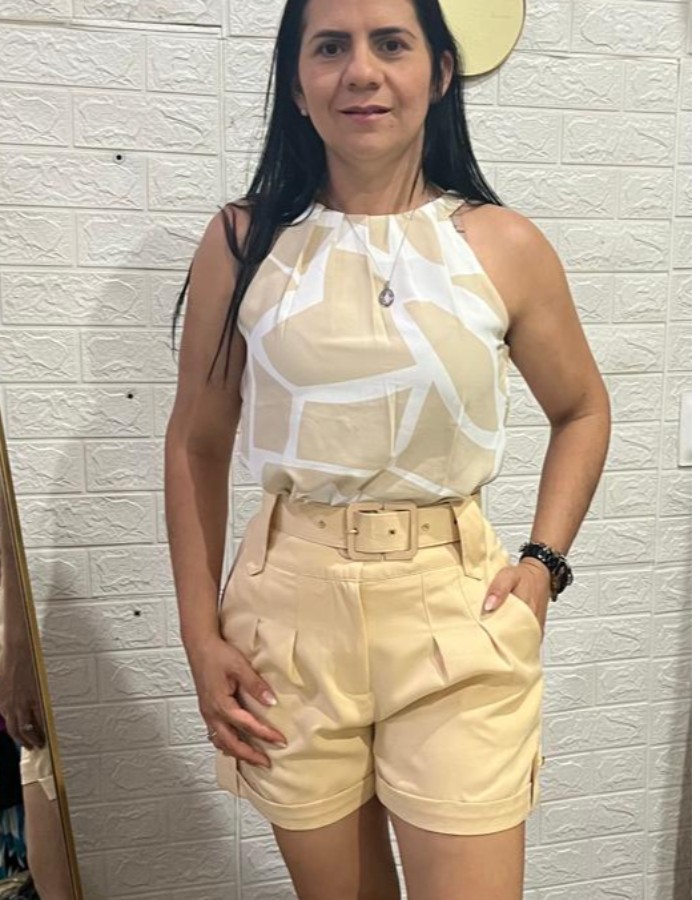 SHORT COM CINTO E DETALHE NA PERNA 