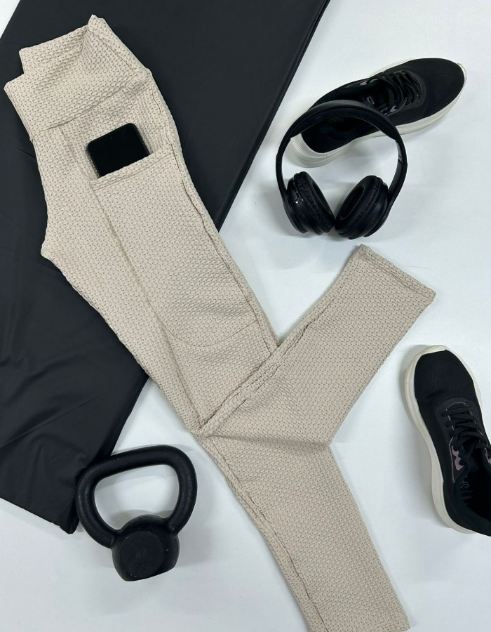 CALÇA BOLSO REDONDO EM BROCADO