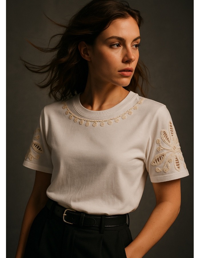 T-SHIRT ALGODÃO COM ELASTANO BORDADO NA MANGA 