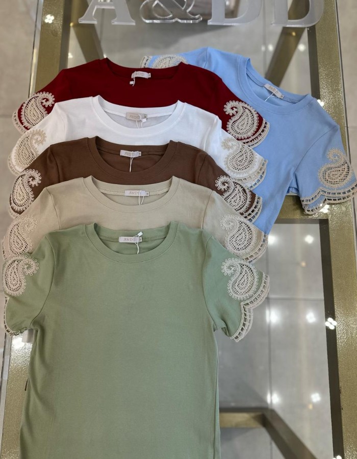 T-SHIRT ALGODAO C/ELASTANO E BORDADO NA MANGA