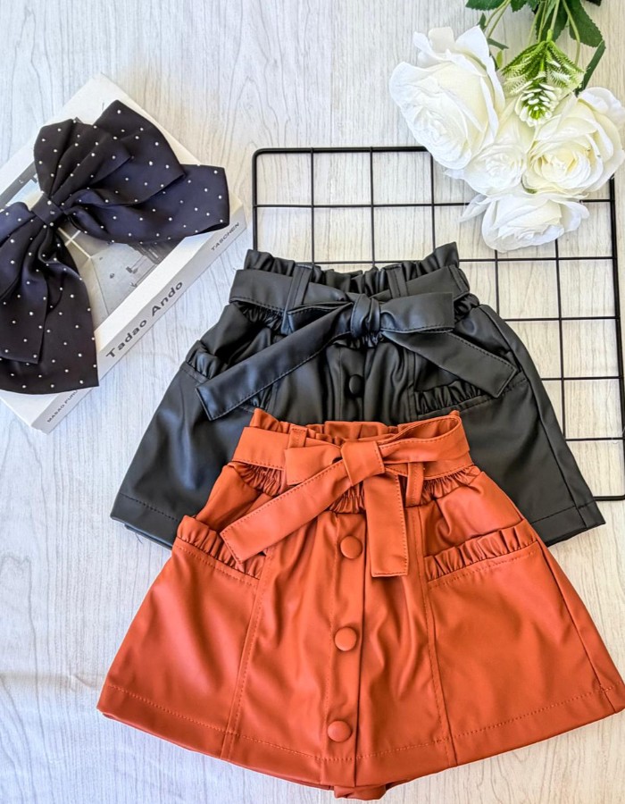 SHORT SAIA COURO COM DETALHES